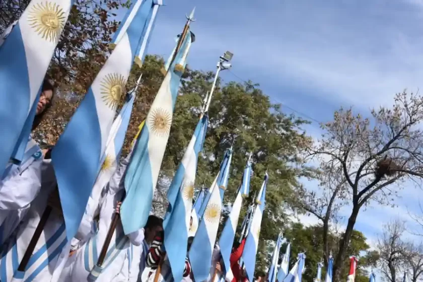 Los alumnos de 4° grado prometerán lealtad a la bandera nacional Martes de acto y festejo en la Plaza de la Bandera