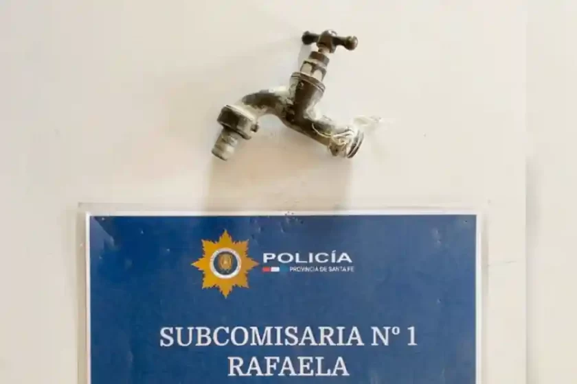 Un menor de 15 y un joven de 19 años robando canillas Un menor de 15 y un joven de 19 años robando canillas
