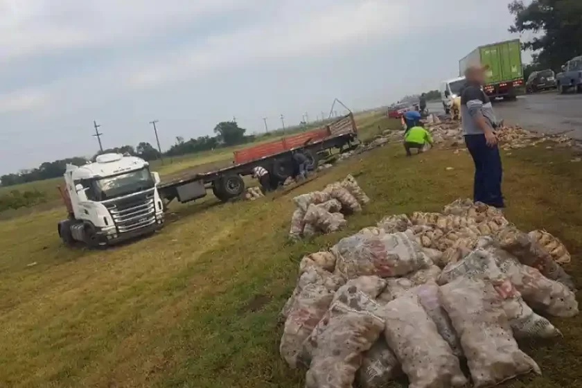 Siniestro vial en la Ruta 34: Camión cargado con papas termina en la cuneta Siniestro vial en la Ruta 34: Camión cargado con papas termina en la cuneta