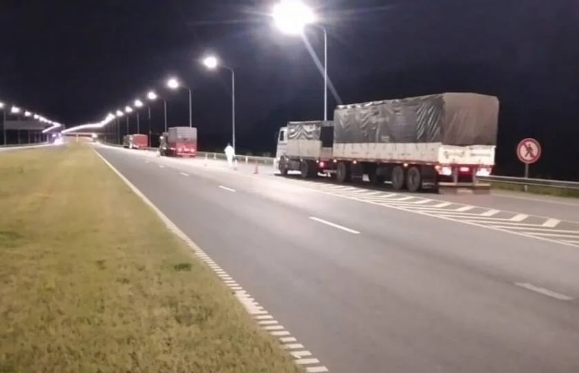 Se detectaron excesos de cargas por más de 100 toneladas en la autopista Rosario-Santa Fe Se detectaron excesos de cargas por más de 100 toneladas en la autopista Rosario-Santa Fe