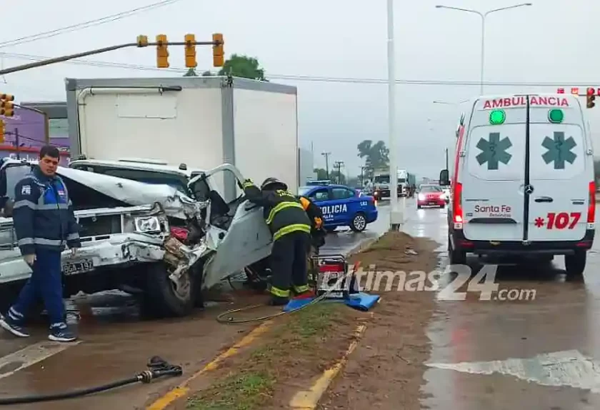 Un tremendo choque entre camioneta y camión deja un conductor atrapado Un tremendo choque entre camioneta y camión deja un conductor atrapado