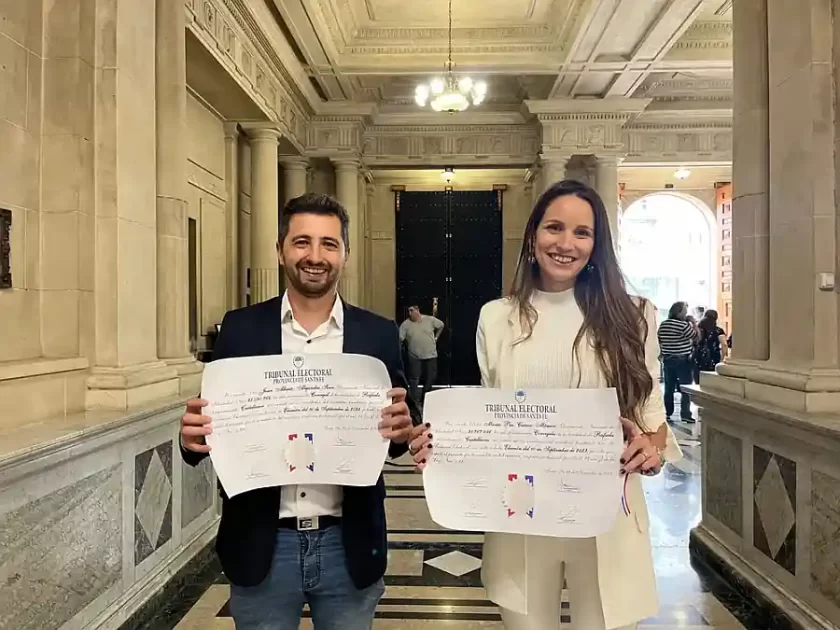 Juan Senn y Maria Paz Caruso, concejales electos, reciben sus certificados Juan Senn y Maria Paz Caruso, concejales electos, reciben sus certificados