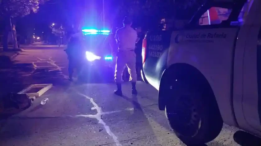 Individuo agresivo detenido después de robar una ventana y un estéreo Individuo agresivo detenido después de robar una ventana y un estéreo