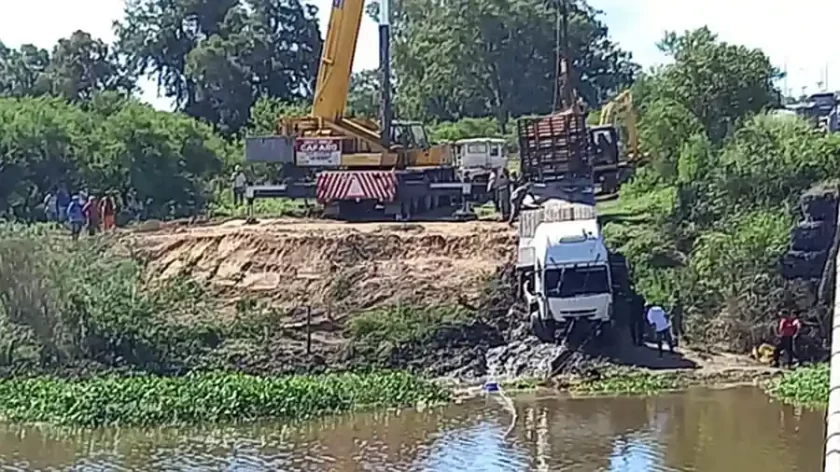 Encuentran el cuerpo del conductor del camión que cayó al arroyo Miní en la ruta nacional 168 Encuentran el cuerpo del conductor del camión que cayó al arroyo Miní en la ruta nacional 168