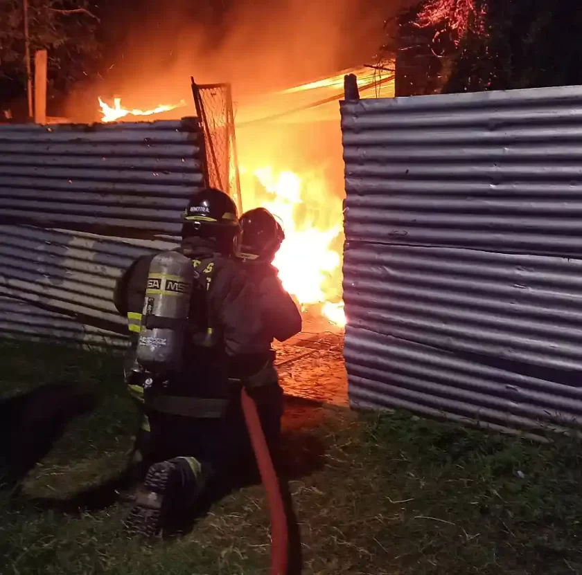 Principio de incendio consume vivienda en Fader y Sargento Cabral: Intervención exitosa de Bomberos Zapadores Principio de incendio consume vivienda en Fader y Sargento Cabral: Intervención exitosa de Bomberos Zapadores