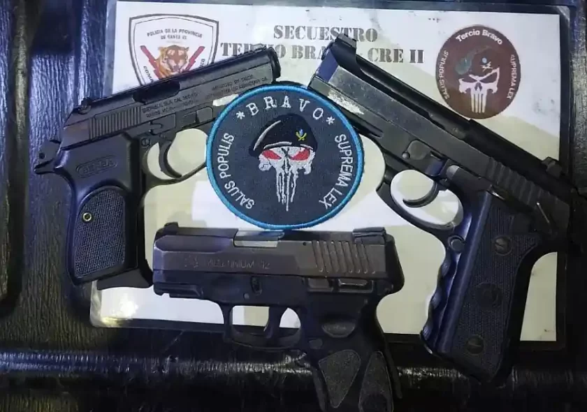 Rosario: la Policía detuvo a un hombre con tres armas de fuego y una nota intimidatoria Rosario: la Policía detuvo a un hombre con tres armas de fuego y una nota intimidatoria