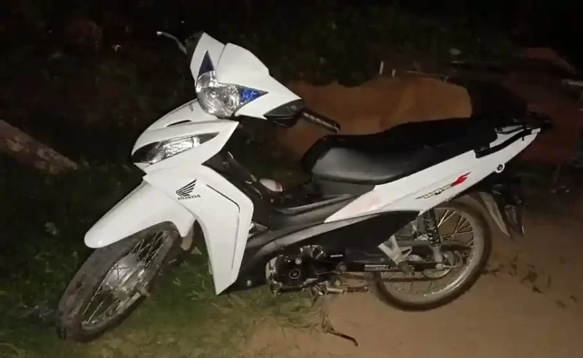Los perros ladraban, salió al patio de su casa, y había una moto moto