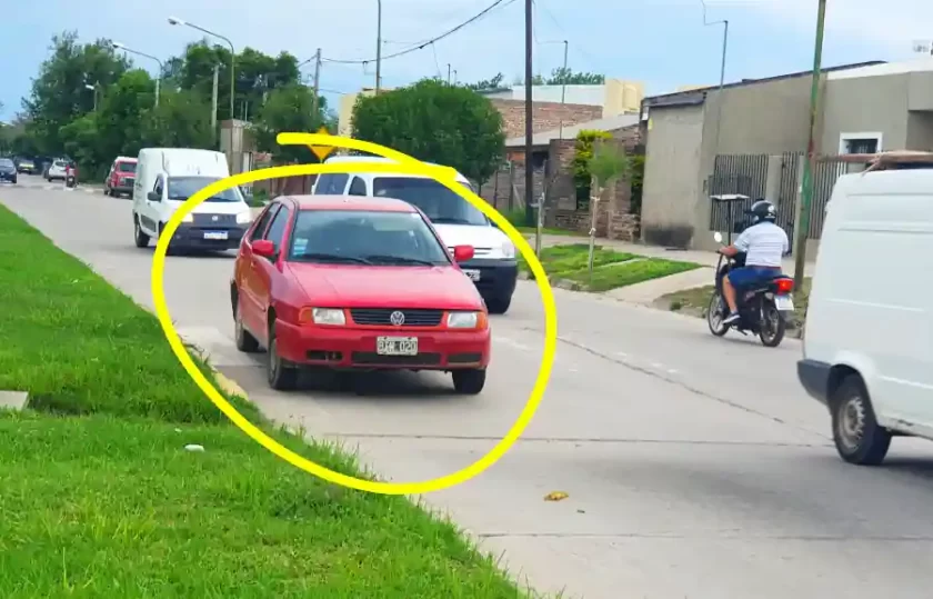 Peligro: Vehículo abandonado en el medio de la calle en Rafaela polo