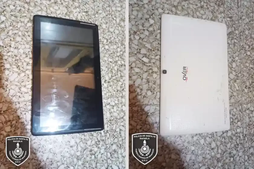 Un individuo en los techos de una vivienda de calle Domingo Silva tablet
