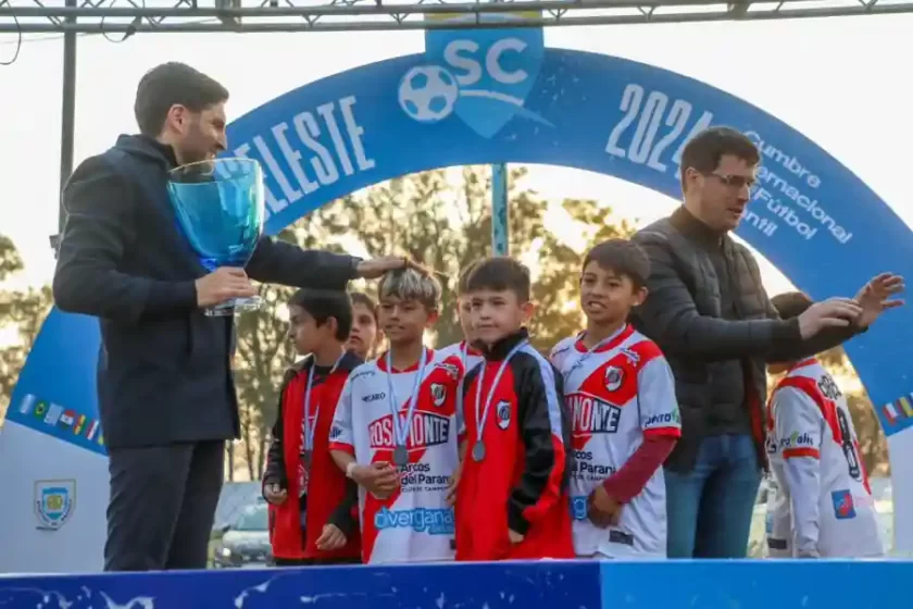 Pullaro: “En los clubes hay mucho empuje para que la provincia pueda salir adelante” Pullaro: “En los clubes hay mucho empuje para que la provincia pueda salir adelante”