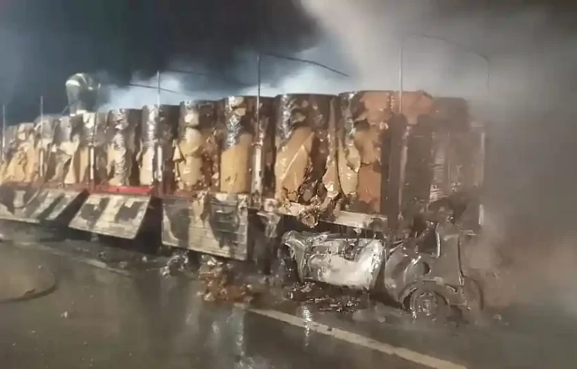 Violento impacto en la variante de la Autopista 34, hay una persona fallecida accidente incendio