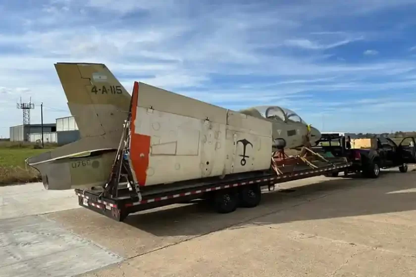 Sunchales celebra la repatriación del Aermacchi MB-339, símbolo de heroísmo en Malvinas Sunchales celebra la repatriación del Aermacchi MB-339, símbolo de heroísmo en Malvinas