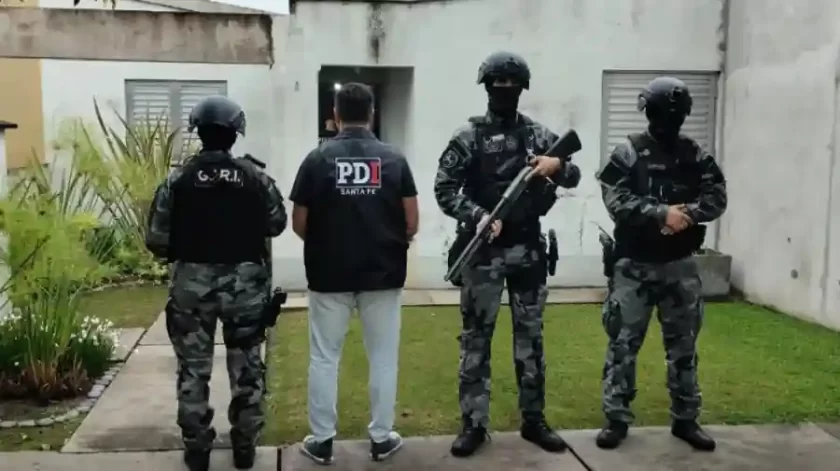 Dos detenidos en allanamientos por venta de droga en Coronel Domínguez y Acebal Dos detenidos en allanamientos por venta de droga en Coronel Domínguez y Acebal