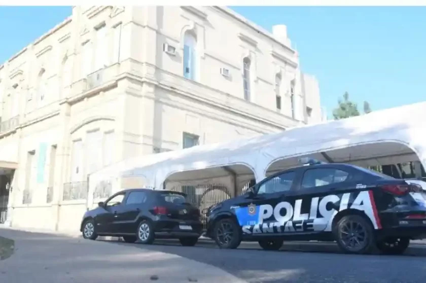 Violenta pelea entre un policía y un médico en el Hospital Cullen: caos y tensión en plena atención médica Violenta pelea entre un policía y un médico en el Hospital Cullen: caos y tensión en plena atención médica