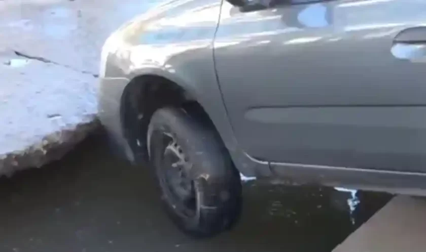 Impactante accidente en Rafaela: cedió el pavimento y un auto quedó hundido Impactante accidente en Rafaela: cedió el pavimento y un auto quedó hundido