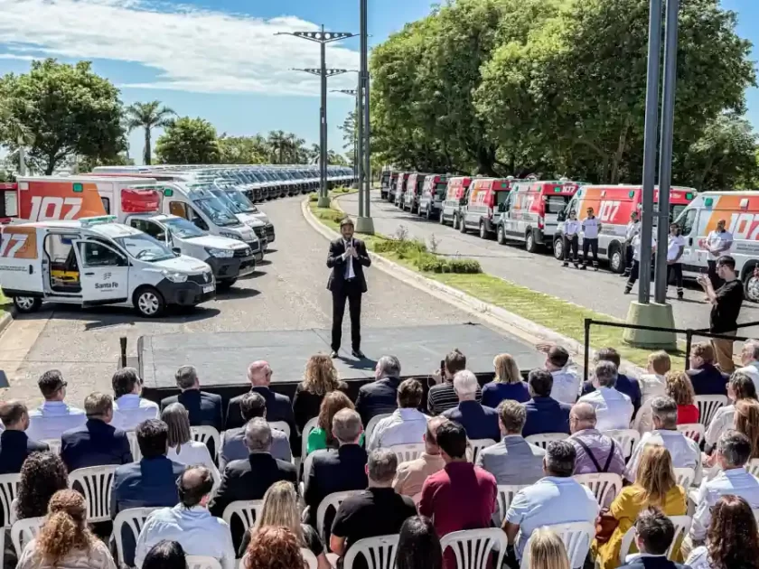 Pullaro presentó 174 ambulancias 0 Km: “Es la compra más importante y más grande que hizo el Gobierno de la Provincia” Pullaro presentó 174 ambulancias 0 Km: “Es la compra más importante y más grande que hizo el Gobierno de la Provincia”