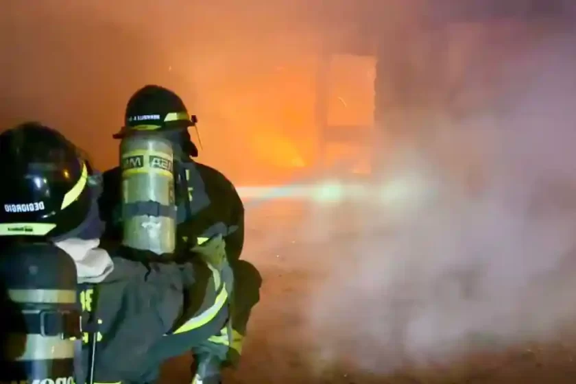 Voraz incendio devasta garage y depósito en Barrio Belgrano: Pérdidas totales Voraz incendio devasta garage y depósito en Barrio Belgrano: Pérdidas totales