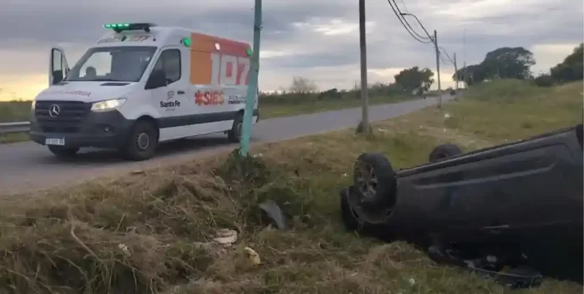 Espectacular vuelco en Santo Tomé: conductor ileso tras dormirse al volante Espectacular vuelco en Santo Tomé: conductor ileso tras dormirse al volante