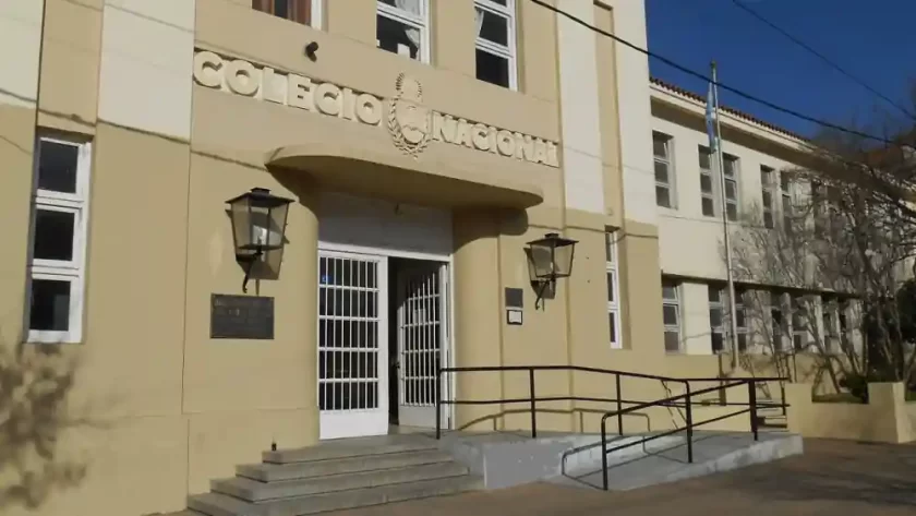 Colegio Nacional: Padres rechazan curso para repitentes de otras escuelas por "desborde" institucional Colegio Nacional: Padres rechazan curso para repitentes de otras escuelas por "desborde" institucional