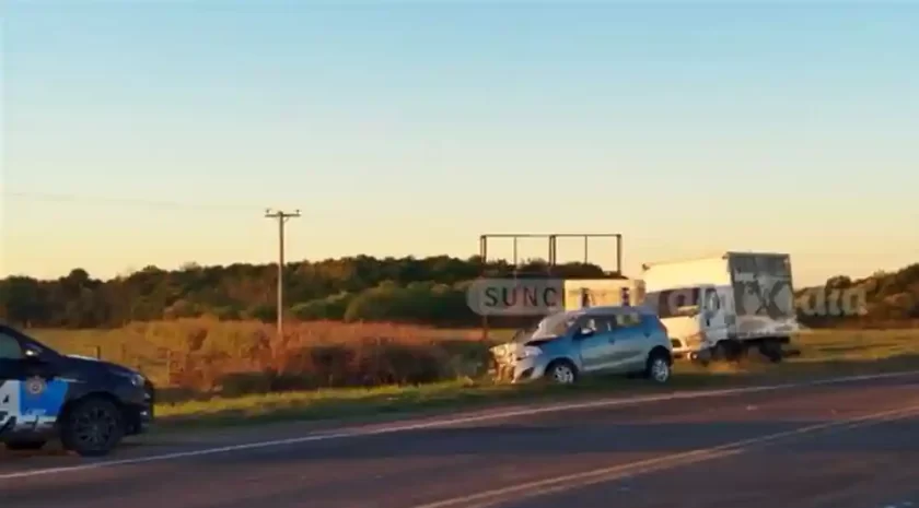 Trágico accidente en el cruce de las rutas 34 y 13 involucró a un camión y un Fiat Palio Trágico accidente en el cruce de las rutas 34 y 13 involucró a un camión y un Fiat Palio