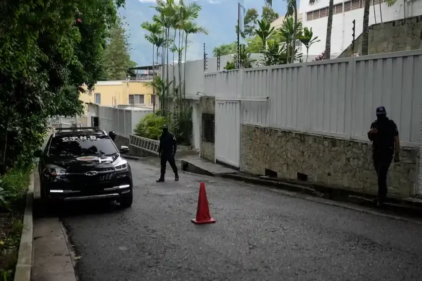 Reportan la salida de Venezuela de cinco opositores asilados en la Embajada argentina en Caracas Reportan la salida de Venezuela de cinco opositores asilados en la Embajada argentina en Caracas