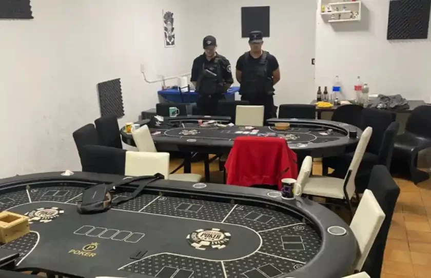 La Policía santafesina clausuró un casino ilegal y arrestó a 10 personas en Rosario La Policía santafesina clausuró un casino ilegal y arrestó a 10 personas en Rosario