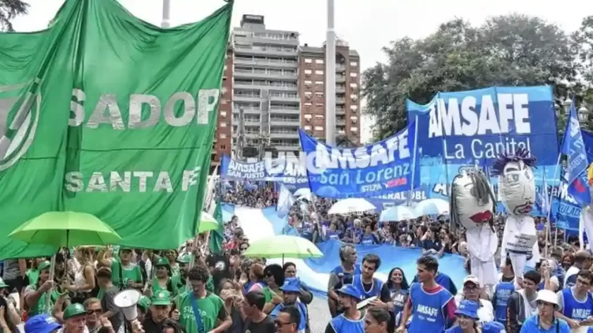 Conflicto salarial docente en Santa Fe: paro de Amsafé, descuento del día y rechazo de Sadop sin paro Conflicto salarial docente en Santa Fe: paro de Amsafé, descuento del día y rechazo de Sadop sin paro