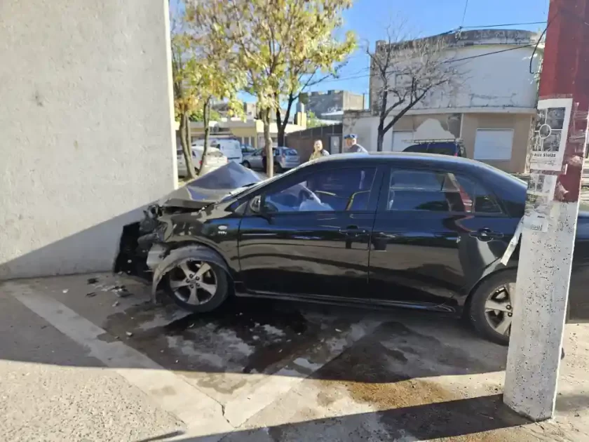 Impactante choque frente al Hospital Jaime Ferré: auto terminó contra la pared y un motociclista herido Impactante choque frente al Hospital Jaime Ferré: auto terminó contra la pared y un motociclista herido