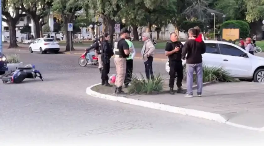 ¡Impresionante choque en la Plaza 25 de Mayo! Auto terminó sobre el cantero pero sin heridos ¡Impresionante choque en la Plaza 25 de Mayo! Auto terminó sobre el cantero pero sin heridos