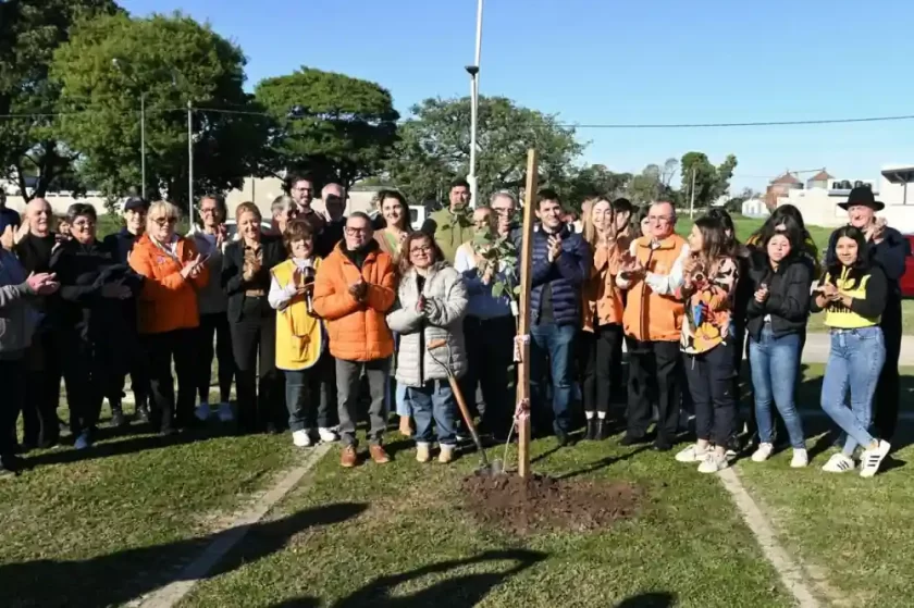Santa Fe homenajea a 1.300 donantes de órganos con la plantación de árboles en todo el territorio provincial Santa Fe homenajea a 1.300 donantes de órganos con la plantación de árboles en todo el territorio provincial