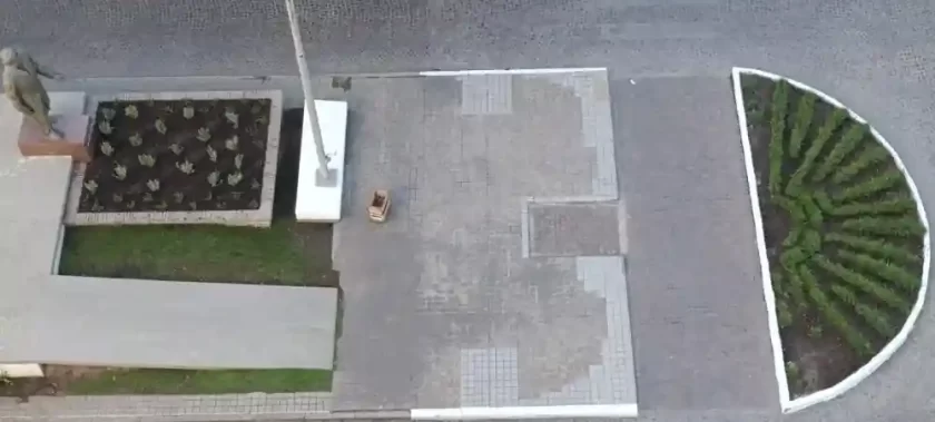 Se embellecen los canteros del monumento a Lehmann con especies aromáticas Se embellecen los canteros del monumento a Lehmann con especies aromáticas