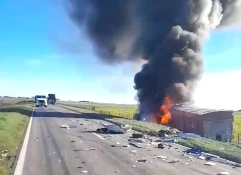 Tragedia en Ruta 33: dos muertos tras el choque entre una ambulancia y un camión Tragedia en Ruta 33: dos muertos tras el choque entre una ambulancia y un camión