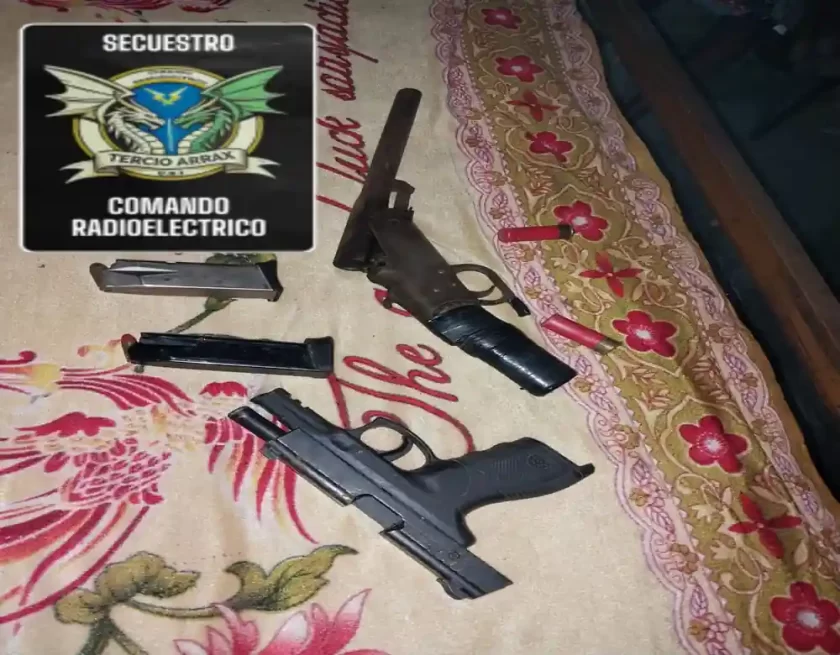 Detuvieron a la madre del alumno que llevó un arma a una escuela de Santa Fe Detuvieron a la madre del alumno que llevó un arma a una escuela de Santa Fe