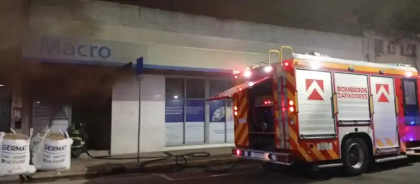 Incendio en sucursal del Banco Macro en Santa Fe: daños materiales pero sin heridos Incendio en sucursal del Banco Macro en Santa Fe: daños materiales pero sin heridos
