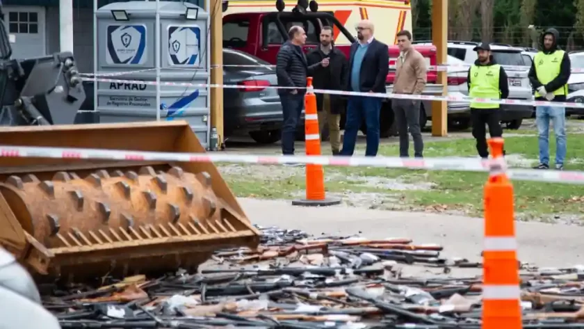 Destrucción de más de 1000 armas en Rosario: muchas eran réplicas utilizadas para cometer delitos Destrucción de más de 1000 armas en Rosario: muchas eran réplicas utilizadas para cometer delitos