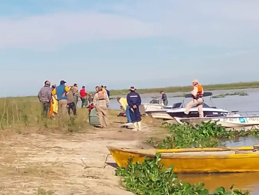 TRAGEDIA EN EL RÍO PARANÁ: Hallaron dos cuerpos y la búsqueda del tercer pescador continúa TRAGEDIA EN EL RÍO PARANÁ: Hallaron dos cuerpos y la búsqueda del tercer pescador continúa