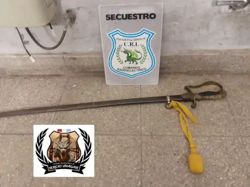 Insólito hallazgo en Santa Fe: aprehenden a un hombre que caminaba con un sable por la calle Insólito hallazgo en Santa Fe: aprehenden a un hombre que caminaba con un sable por la calle