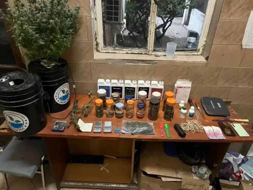 Detuvieron a dos personas y secuestraron marihuana en un departamento del centro rosarino Detuvieron a dos personas y secuestraron marihuana en un departamento del centro rosarino