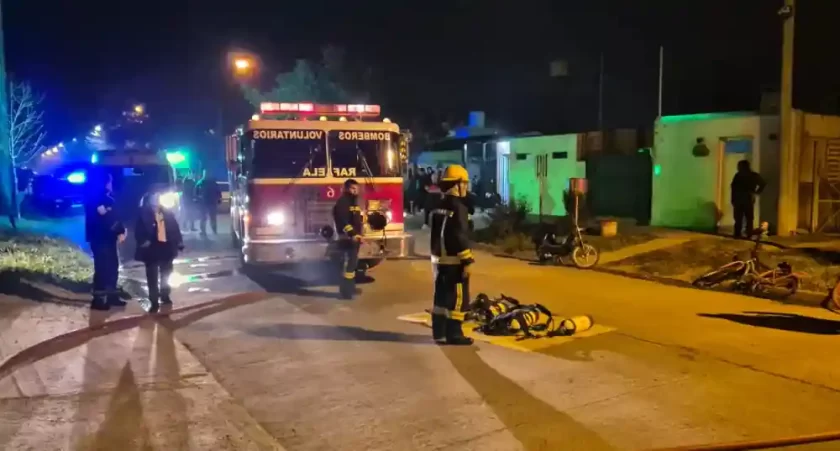 El dramático incendio en barrio Güemes que dejó a una familia sin hogar El dramático incendio en barrio Güemes que dejó a una familia sin hogar