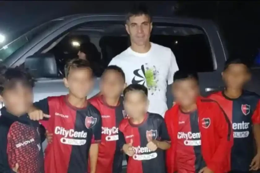 Insólito: Newell's suspende a niños de 9 años por fotografiarse con un jugador de Rosario Central Insólito: Newell's suspende a niños de 9 años por fotografiarse con un jugador de Rosario Central