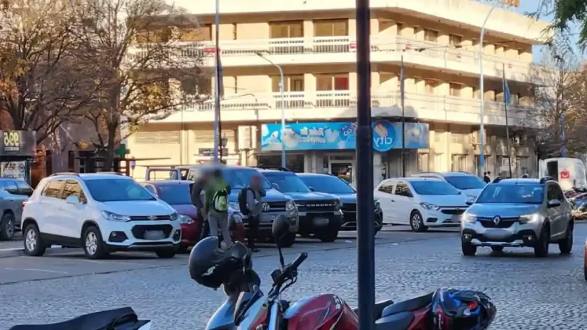 Tensión en el centro de Rafaela: Pelea entre lavacoches por el robo de una bicicleta Tensión en el centro de Rafaela: Pelea entre lavacoches por el robo de una bicicleta