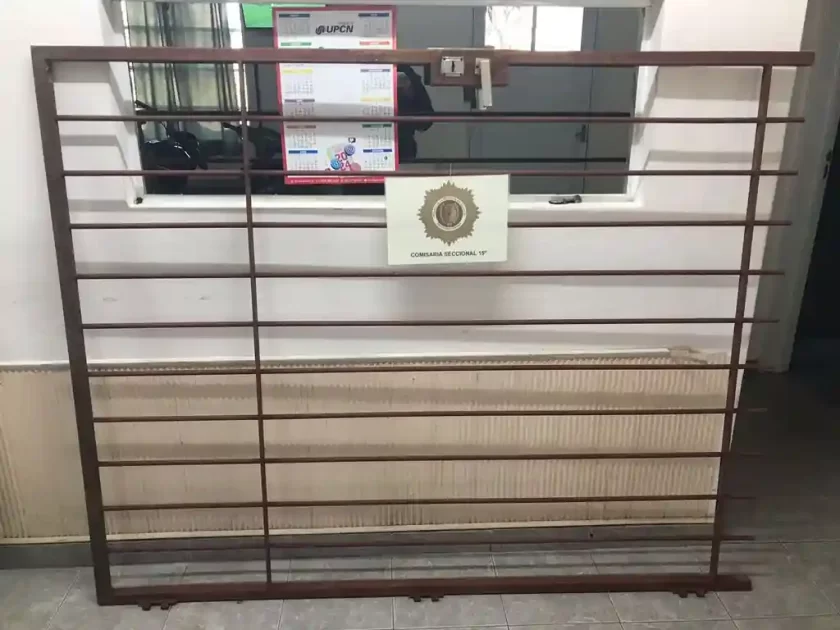 Recuperan reja robada de un club en Rafaela tras rápida intervención policial Recuperan reja robada de un club en Rafaela tras rápida intervención policial