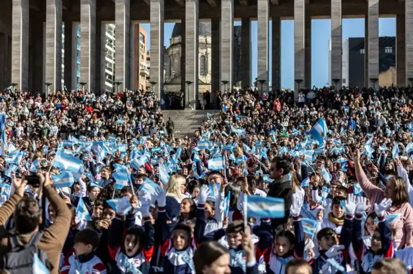 Emocionante promesa de lealtad a la Bandera en Rosario: Miles de alumnos juraron en el Monumento Nacional Emocionante promesa de lealtad a la Bandera en Rosario: Miles de alumnos juraron en el Monumento Nacional