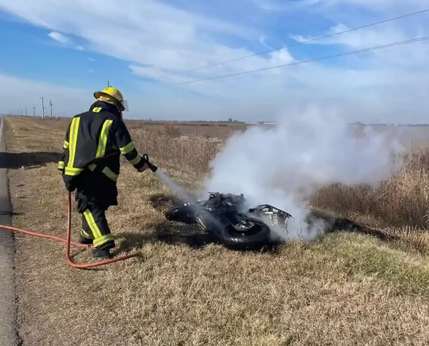 Motocicleta incendiada en Ruta 63: El conductor salió Ileso Motocicleta incendiada en Ruta 63: El conductor salió Ileso
