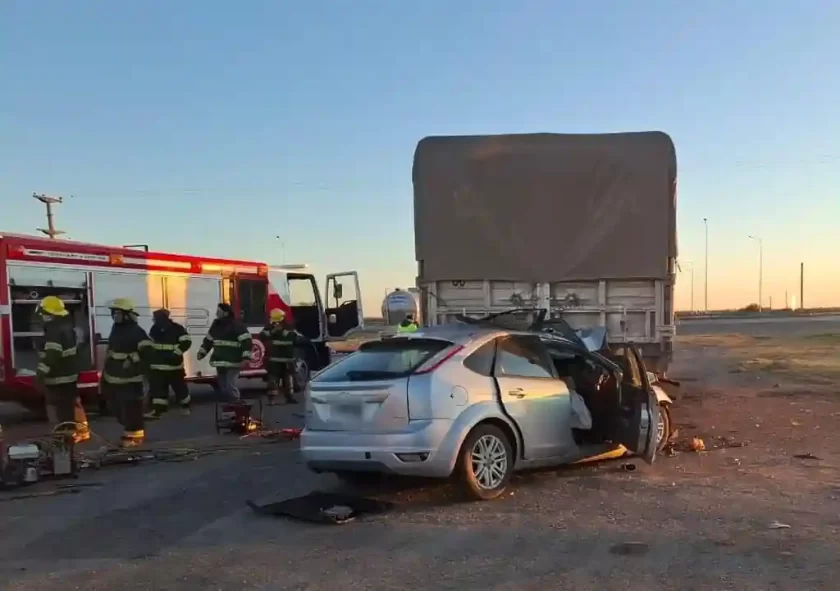 Tragedia en la Ruta 19: dos muertos tras chocar a toda velocidad contra un camión parado en una rotonda Tragedia en la Ruta 19: dos muertos tras chocar a toda velocidad contra un camión parado en una rotonda