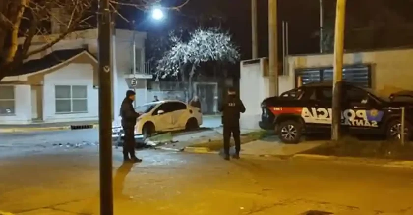 Espectacular choque en Barrio Sarmiento: Tres heridos tras colisión entre patrullero y un particular Espectacular choque en Barrio Sarmiento: Tres heridos tras colisión entre patrullero y un particular